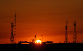 Die Startanlagen in Baikonur bei Sonnenaufgang. Bild: NASA (B. Ingalls)