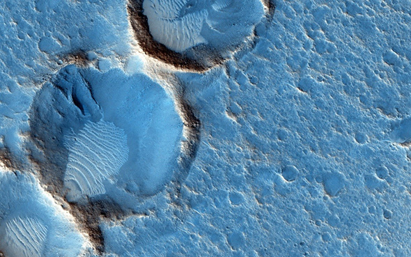 Auf diesem Falschfarbenbild sieht man Dünen – ebenfalls in Acidalia Planitia. Die Daten stammen von der HiRISE-Kamera auf der NASA-Sonde MRO. Solche Falschfarbenbilder werden oftmals angefertigt, um Einzelheiten im Bild besonders gut sichtbar zu machen. Bild: NASA