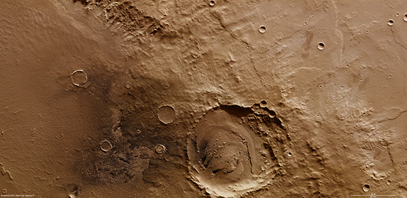Innerhalb des riesigen Schiaparelli-Kraters befindet sich dieser etwa 40 Kilometer große Krater. Die Aufnahme stammt von der HRSC-Kamera, die an Bord der ESA-Sonde Mars Express den Roten Planeten umkreist. Bild: ESA, DLR, FU Berlin  