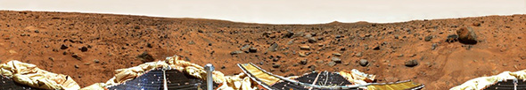 Am 4. Juli 1997 landete die Sonde Pathfinder auf dem Mars. Der kleine Rover Sojourner (hier rechts im Bild an einem Felsbrocken) erkundete ferngesteuert die nähere Umgebung. Bild: NASA