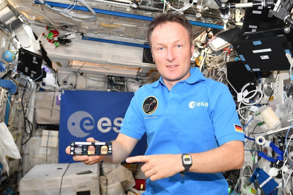 Touching Surfaces: Matthias Maurer untersucht mikrobielle Belastung auf der ISS