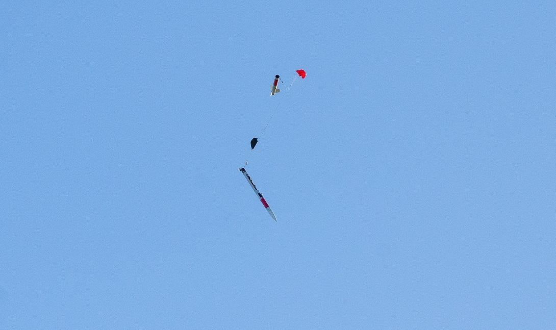 Die Rakete schwebt an einem Fallschirm zurück zum Boden