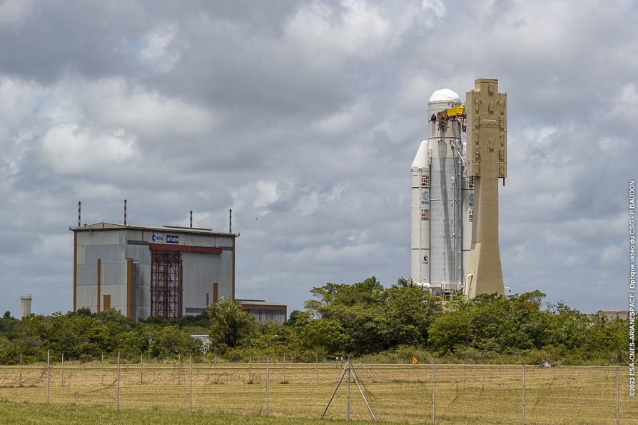 Ariane-5-Rakete neben dem Gebäude zur Endmontage am europäischen Weltraumbahnhof in Französisch-Guayana.