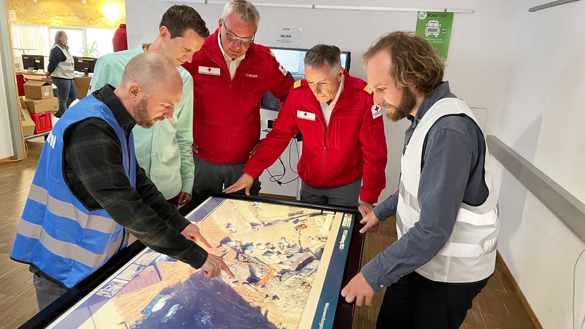 Internationale Katastrophenschutzübung in Salzburg. Dr. Marc Wieland (links) vom Earth Oberservation Center im DLR bespricht sich mit anderen Beteiligten der Katastrophenschutzübung in Salzburg.