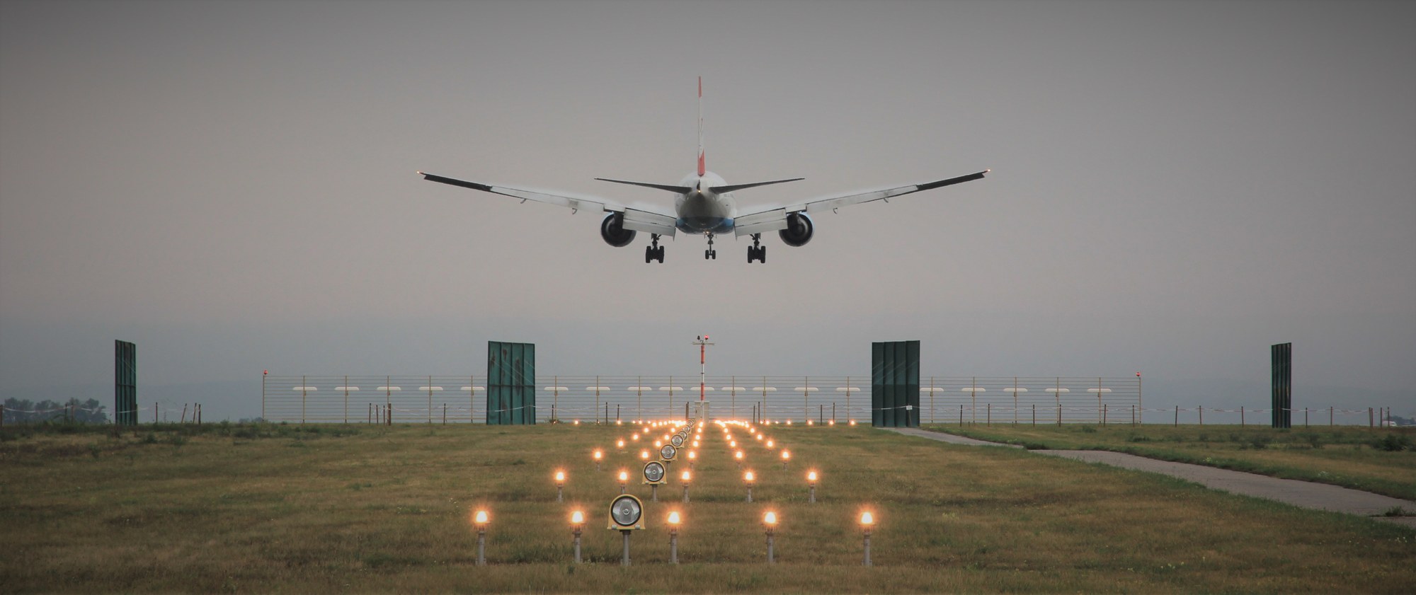 Anflug eines Flugzeugs auf der Landebahn am Flughafen Wien