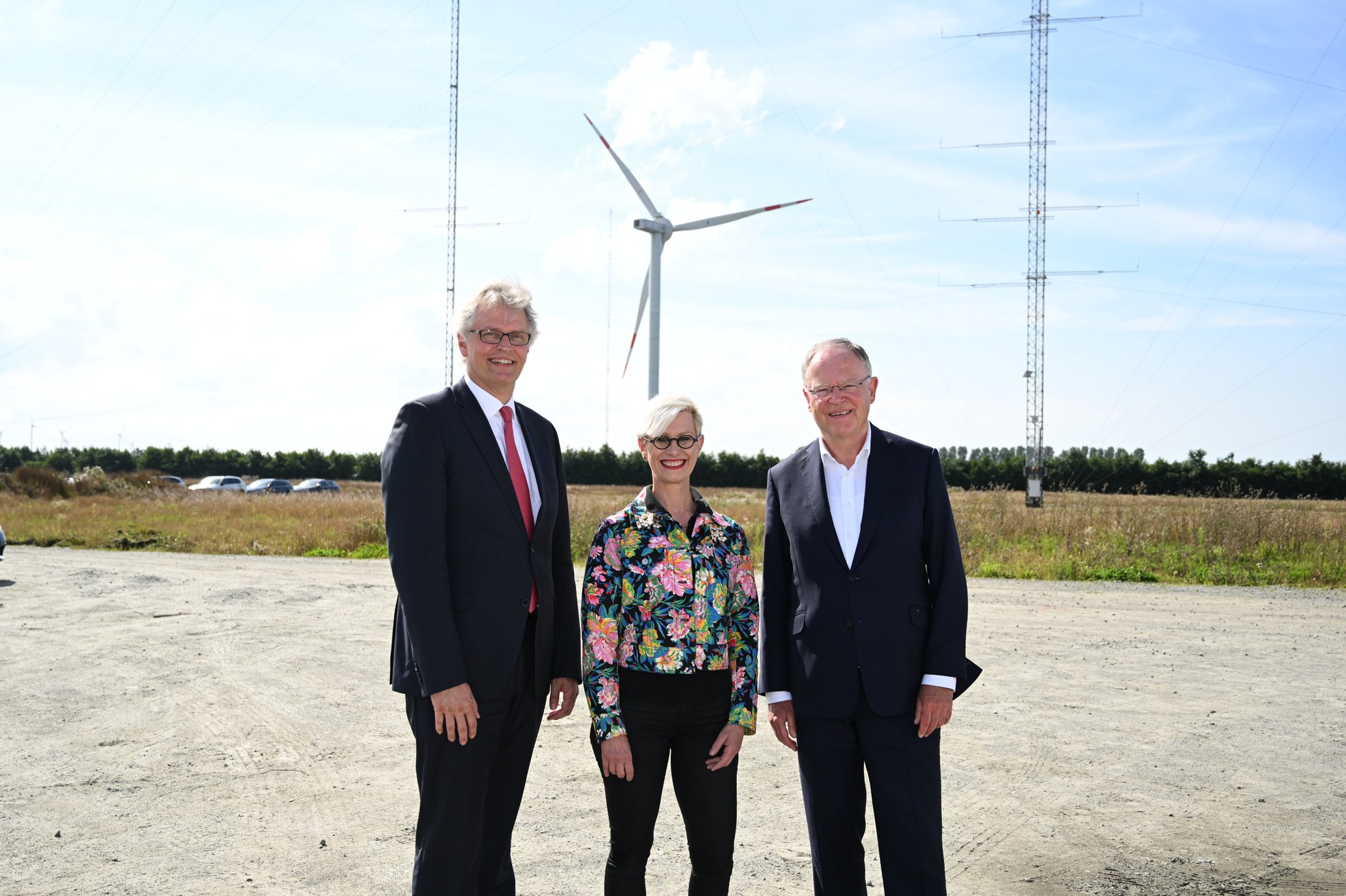 Prof. Dr.-Ing. Karsten Lemmer, Mitglied des DLR-Vorstands und verantwortlich für den Bereich „Innovation, Transfer und wissenschaftliche Infrastrukturen“, Prof. Dr.-Ing. Anke Kaysser-Pyzalla, Vorstandsvorsitzende des DLR, und Stephan Weil, Ministerpräsident Niedersachsen, im DLR-Forschungspark Windenergie WiValdi