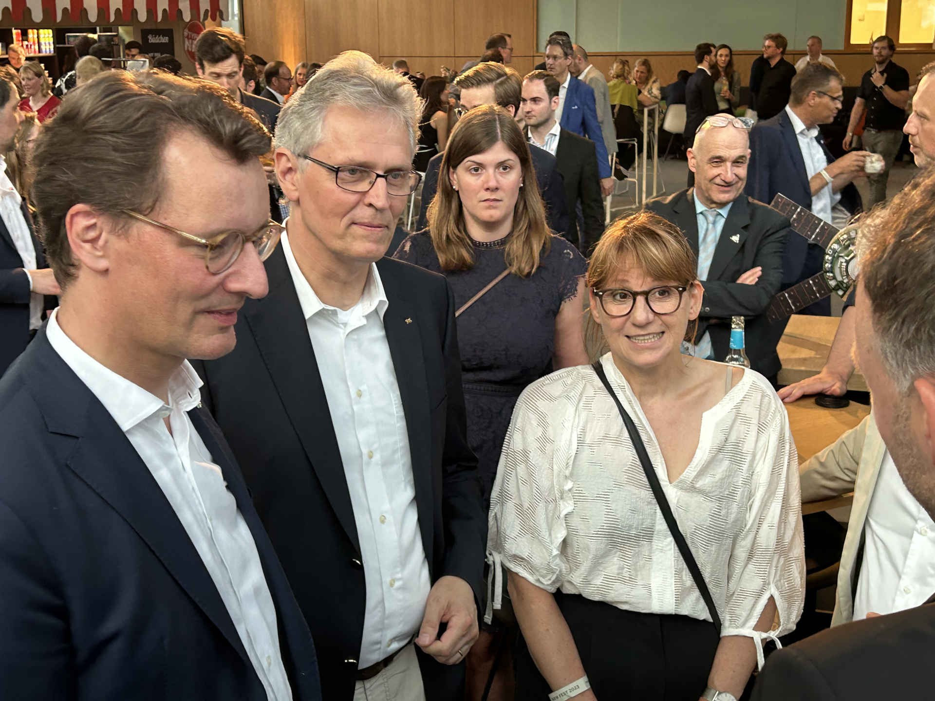 NRW-Ministerpräsident mit DLR-Vertretern im Gespräch