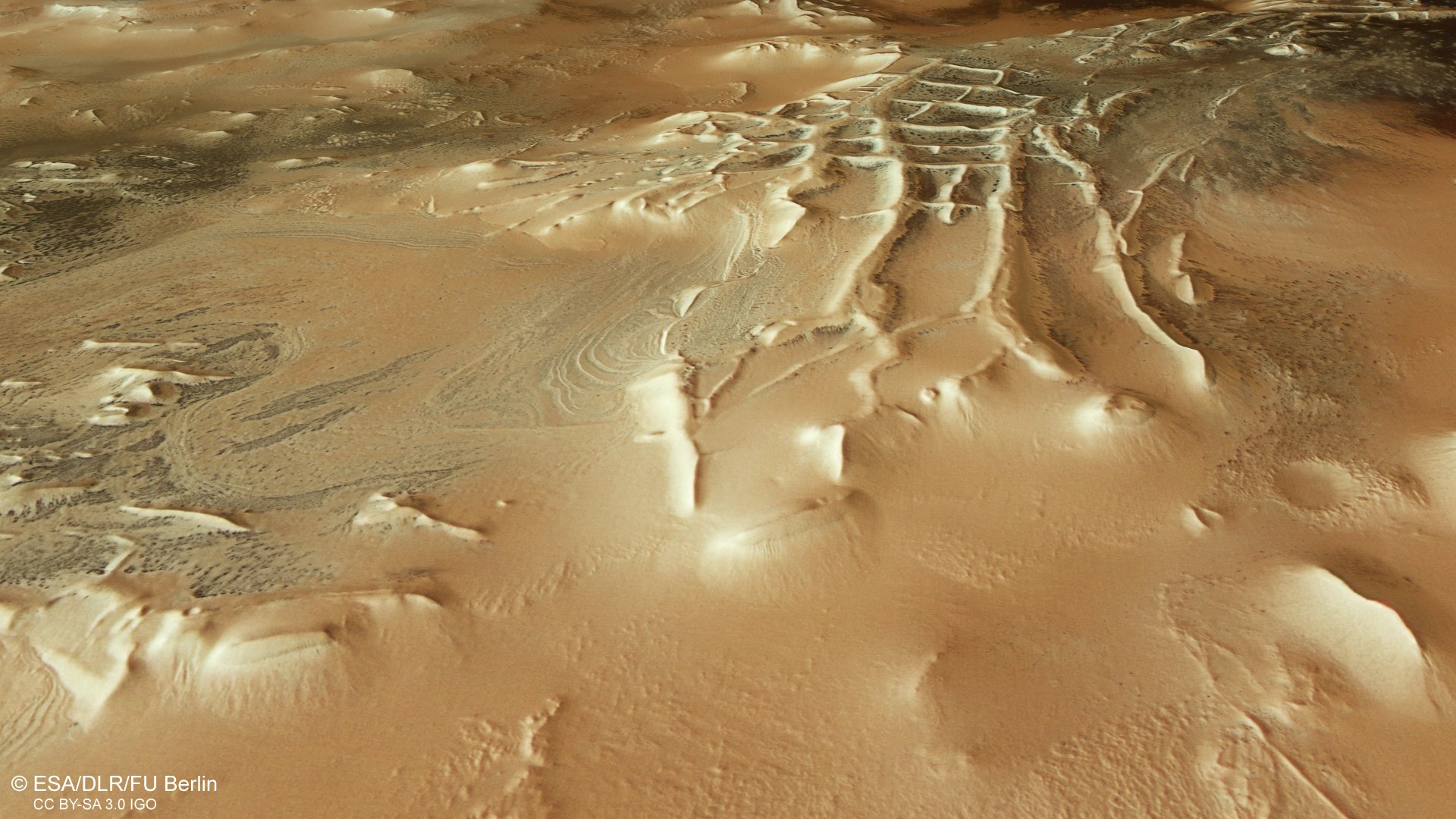 Eine neue Aufnahme der HRSC-Kamera an Bord der ESA-Mission "Mars Express" zeigt die Region Angustus Labyrinthus nahe des Südpols. Dort existieren geologische Strukturen, die an die Ruinen der Inka-Stadt Machu Picchu in Peru erinnern.