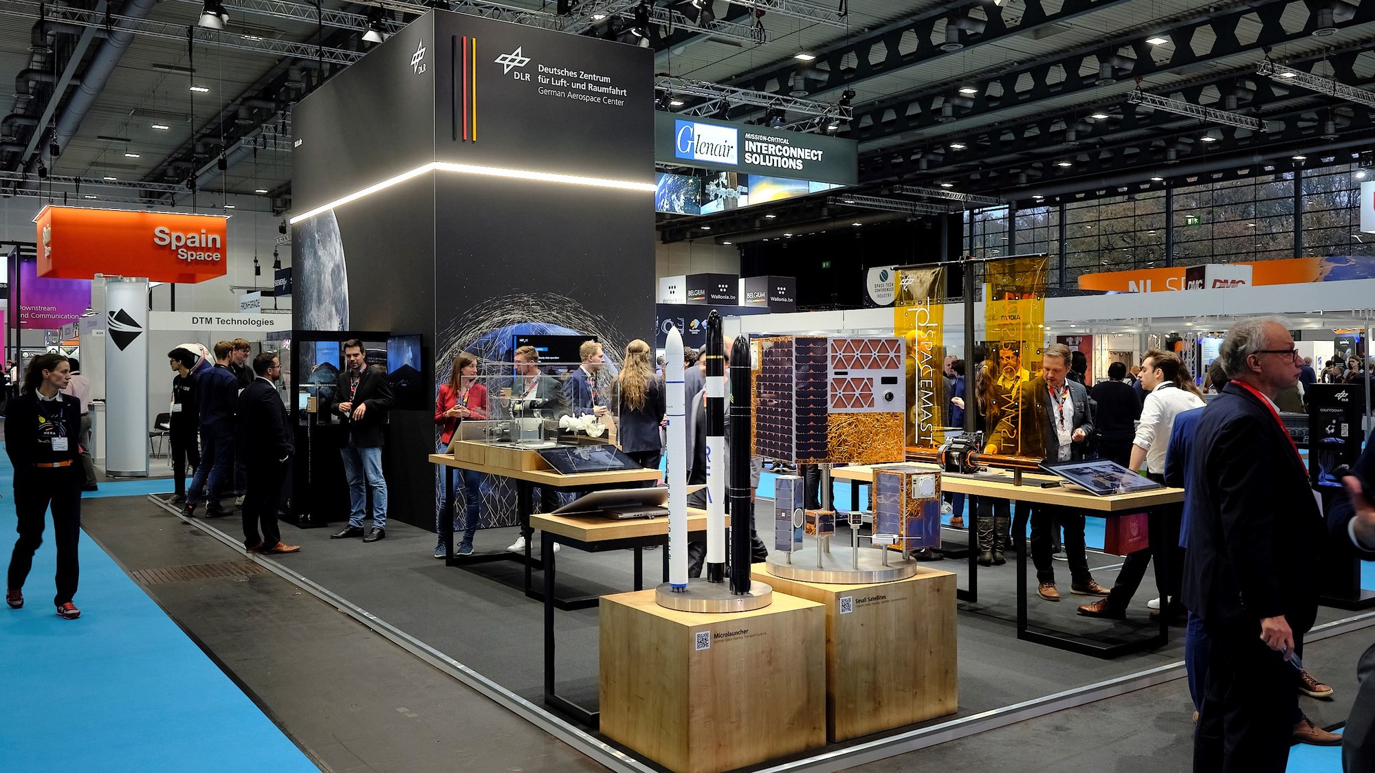 Messestand des DLR bei der Space Tech Expo 2024