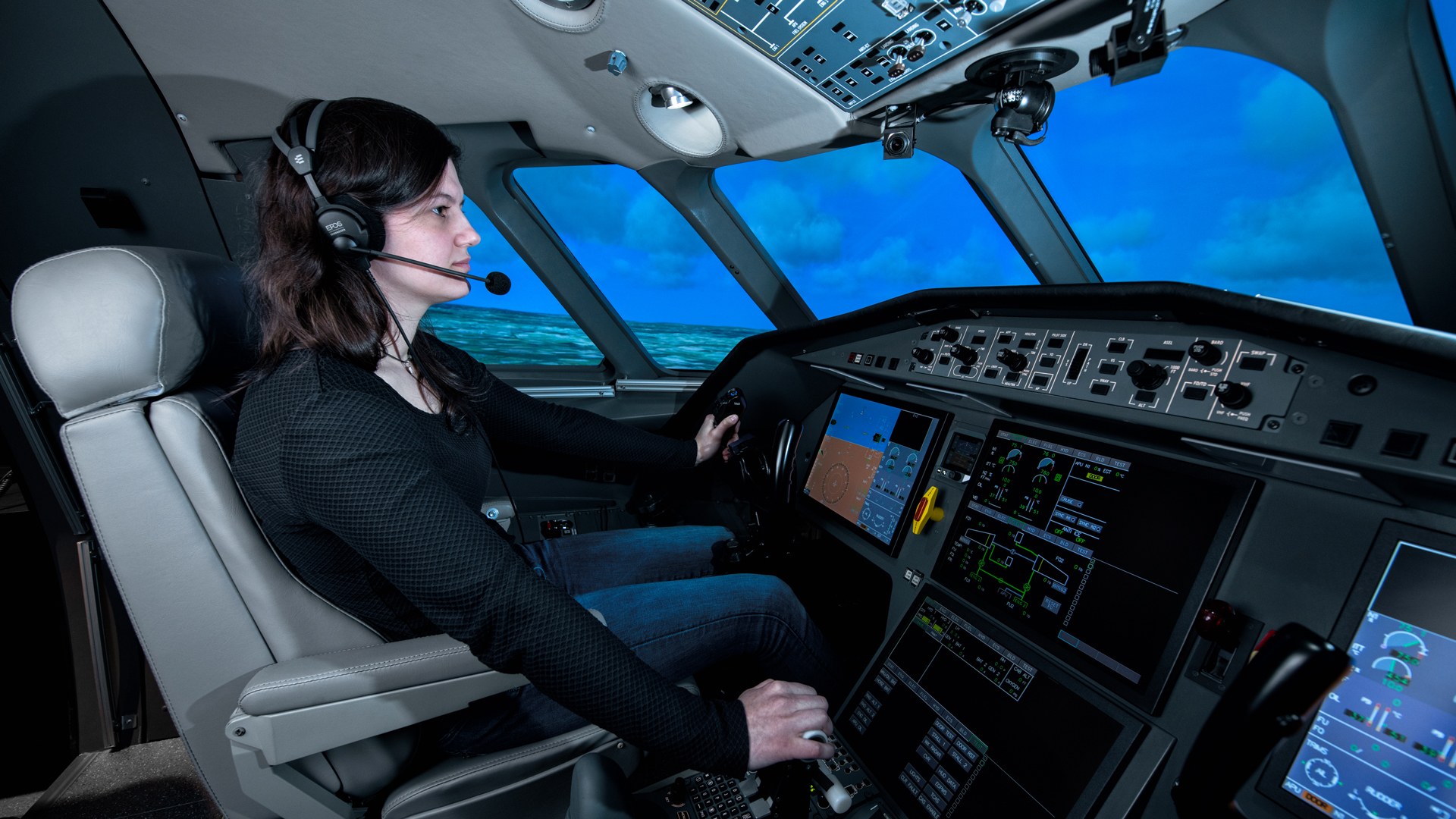 Testpilotin im ISTAR-Simulatorcockpit