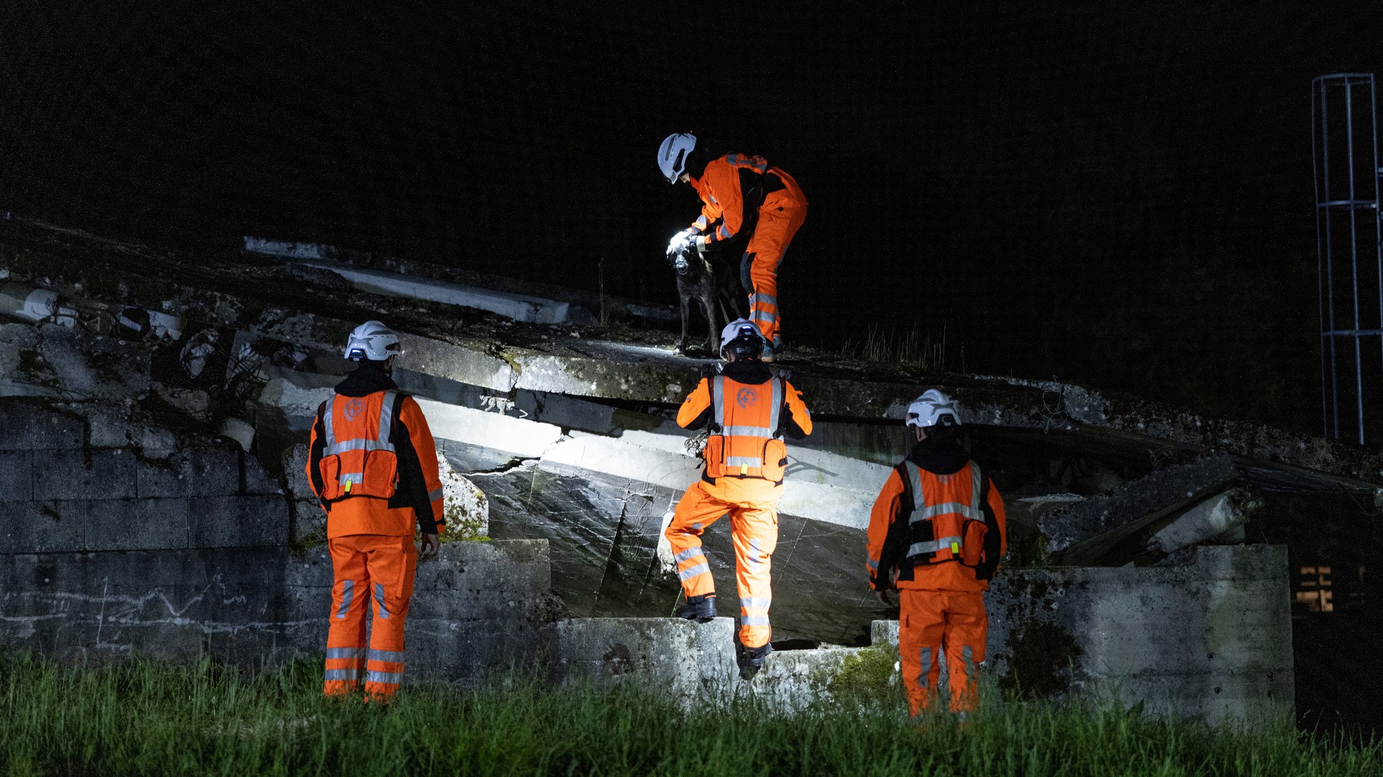 Die Einsatzkräfte der Swiss Rescue bei Such- und Bergungsarbeiten in der Nacht