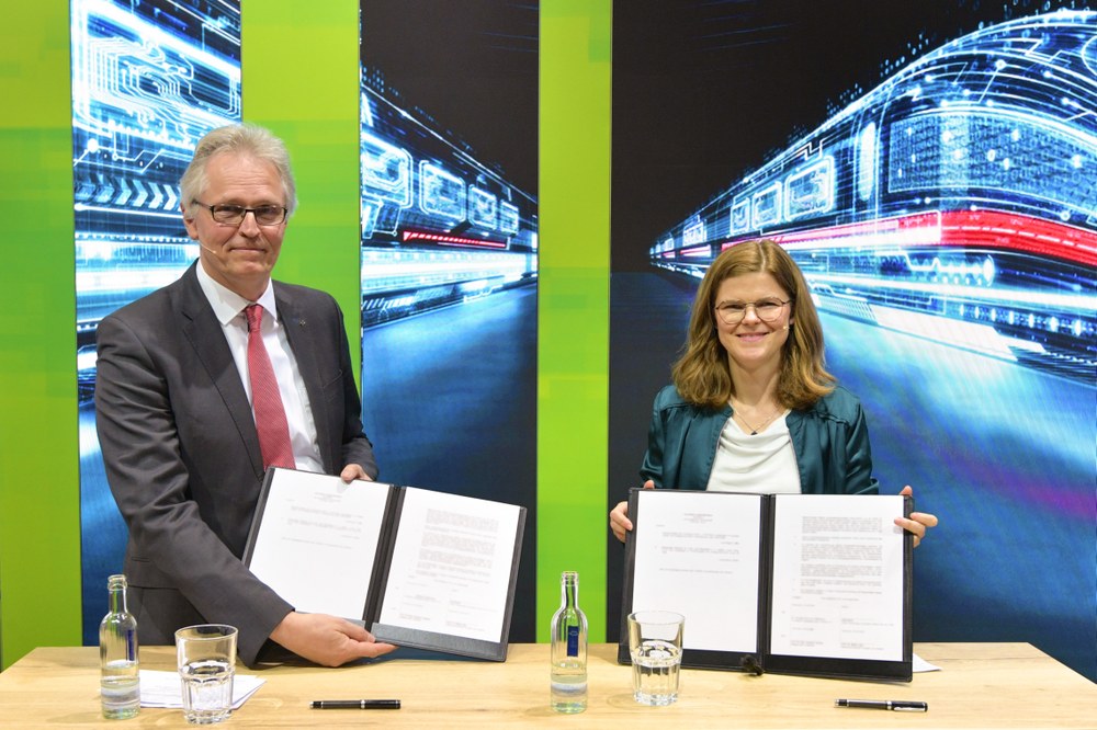 Prof. Karsten Lemmer, Mitglied des DLR-Vorstands und verantwortlich für Innovation, Transfer und wissenschaftliche Infrastrukturen, und Dr. Daniela Gerd tom Markotten, Vorständin für Digitalisierung und Technik bei der Deutschen Bahn (DB), unterzeichnen auf der Hannover Messe einen Kooperationsvertrag zur Förderung von Innovationen im Bahnbetrieb.