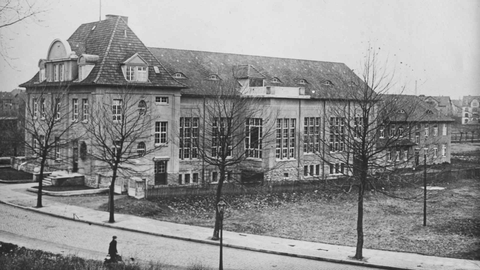 Schwarz-weiß Fotografie der Aerodynamischen Versuchsanstalt aus dem Jahr 1919