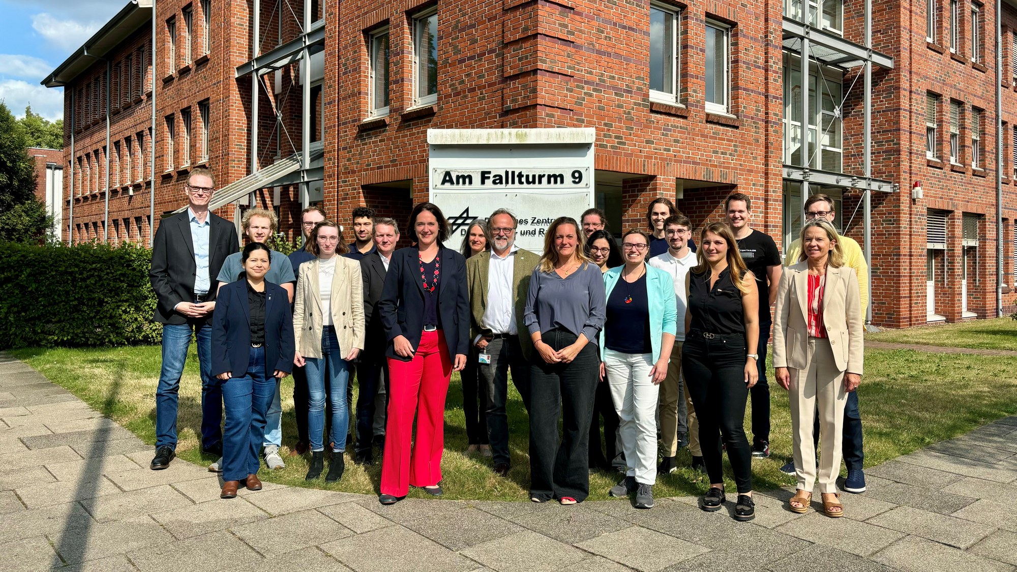 Die Bremer Senatorin für Umwelt, Klima und Wissenschaft Kathrin Moosdorf zu Gast beim DLR in Bremen