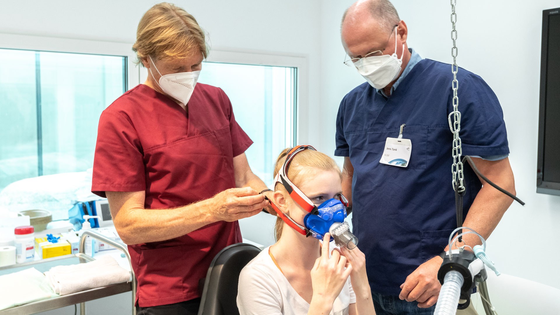 Eine junge Patientin bereitet sich im :envihab auf einen Test vor. Sie wird dabei vom Studienteam unterstützt.