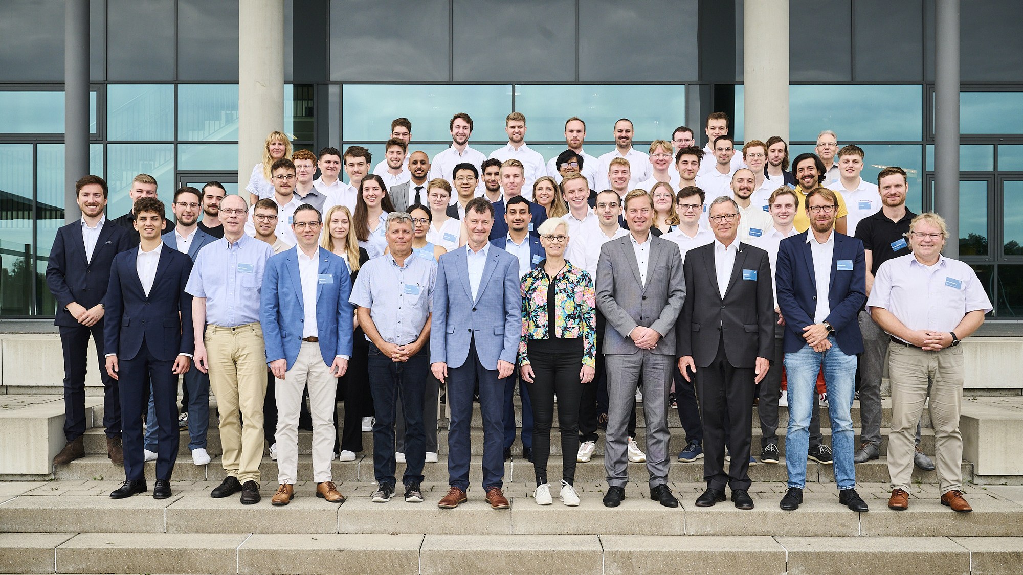 Gruppenfoto mit Jury und Studierendenteams bei der DLR Design Challenge 2024