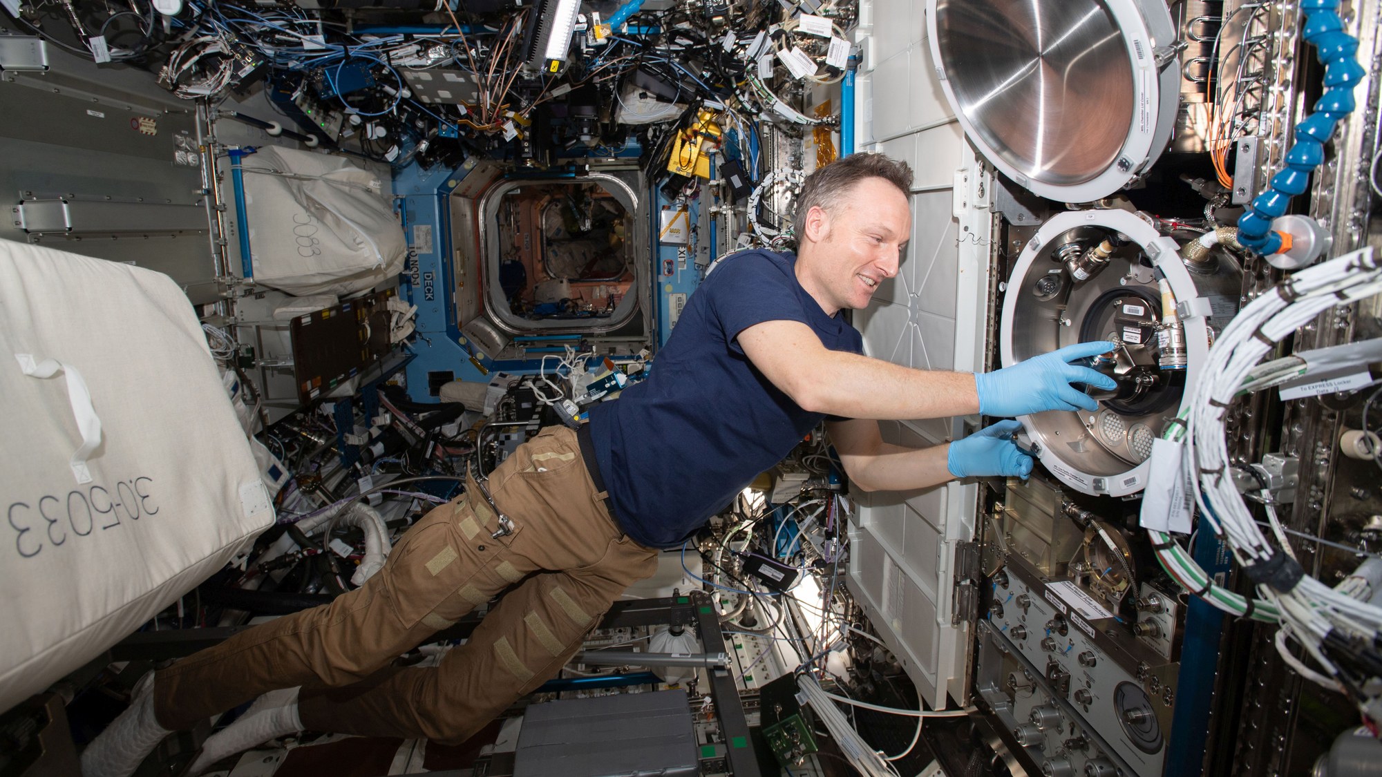 ESA-Astronaut Matthias Maurer im European Materials Science Lab