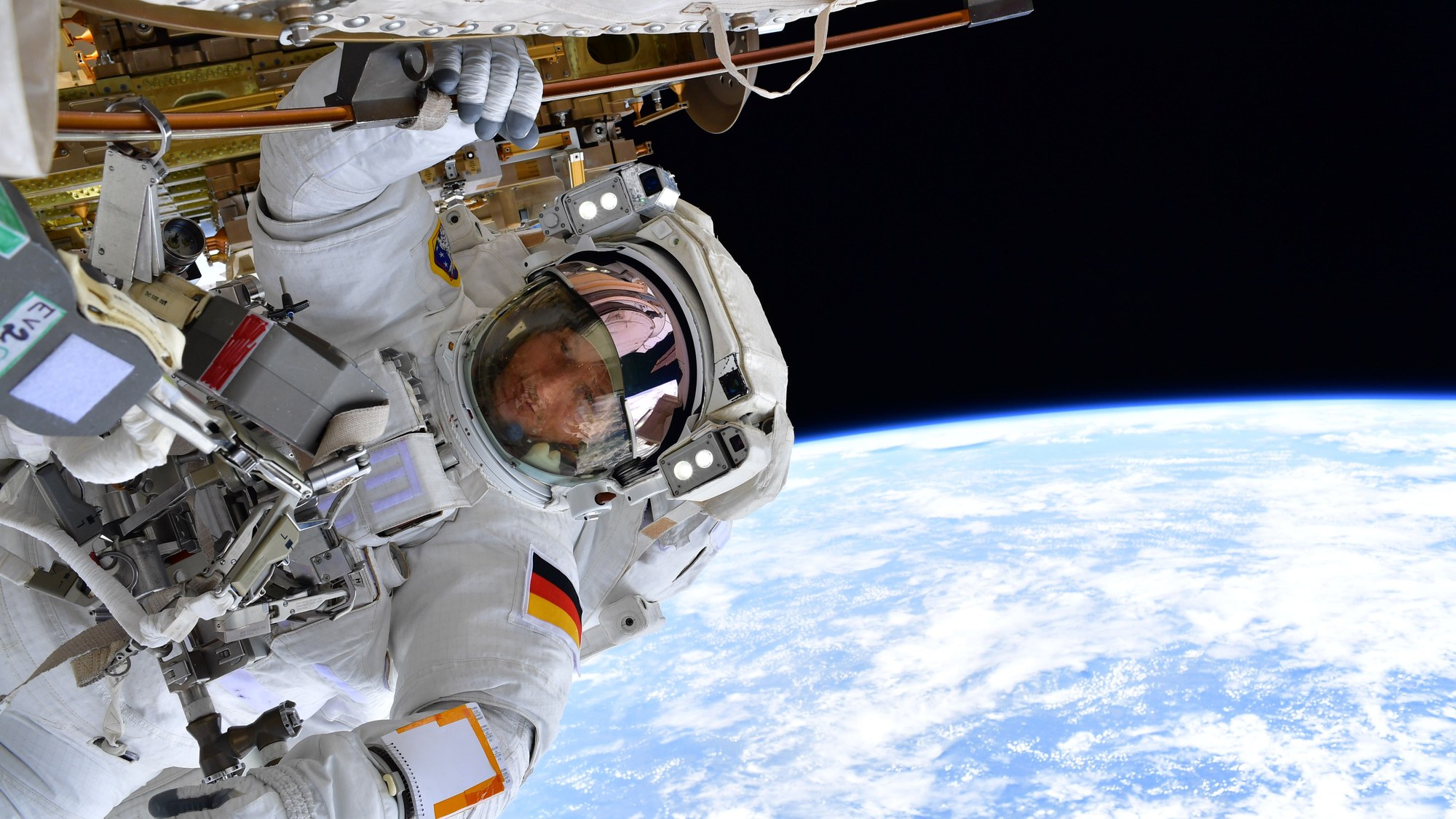 Der deutsche ESA-Astronaut Matthias Mauer bei seinem ersten Außenbordeinsatz
