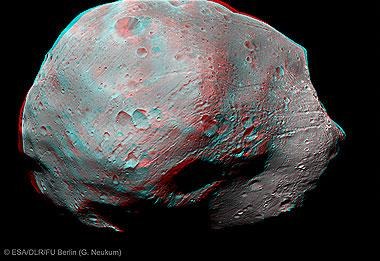 3D-Ansicht des Marsmonds Phobos (Rot-Cyan-Anaglyphe)