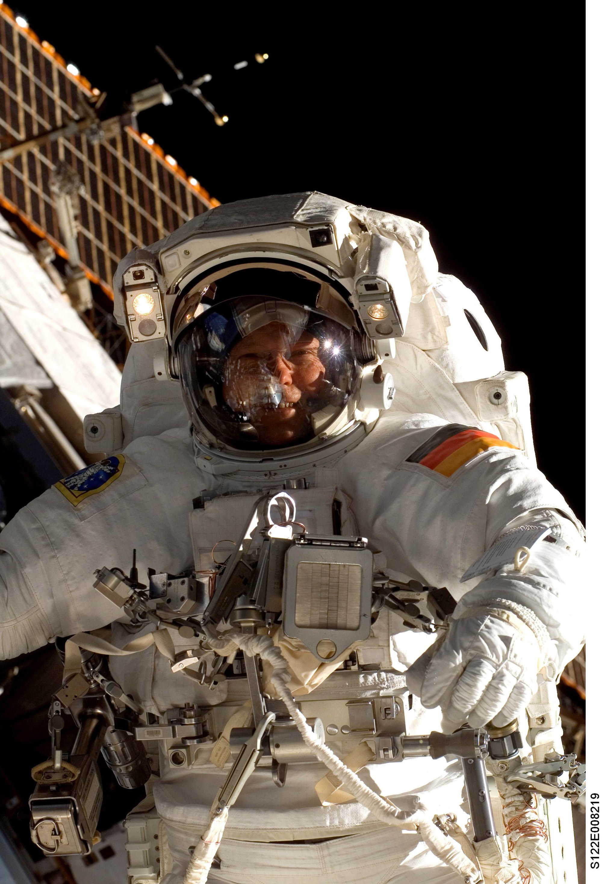 Der deutsche ESA-Astronaut Hans Schlegel beim Außenbordeinsatz