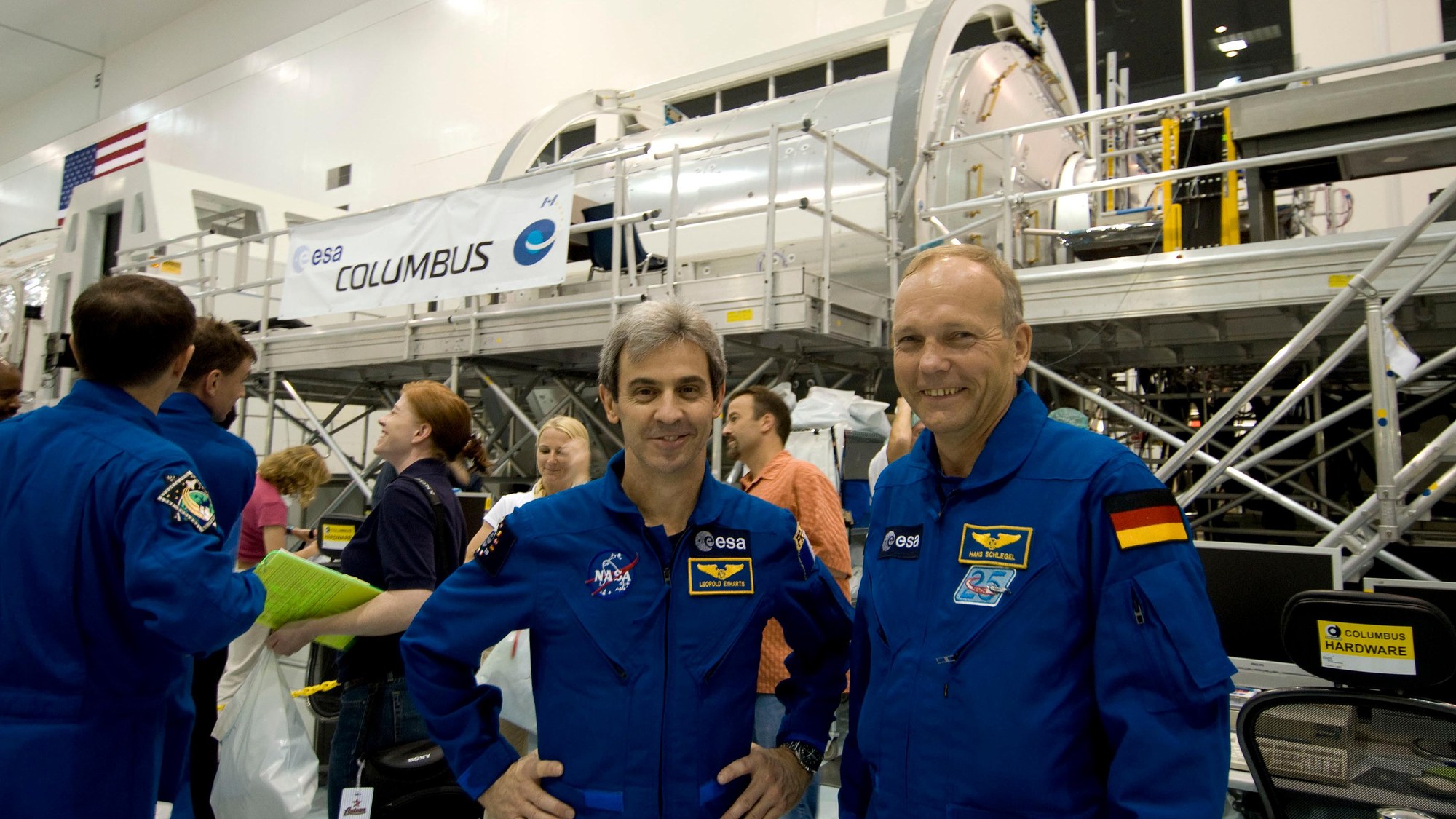 Die ESA-Astronauten Léopold Eyharts (links) und Hans Schlegel (rechts) vor dem Columbus-Labor