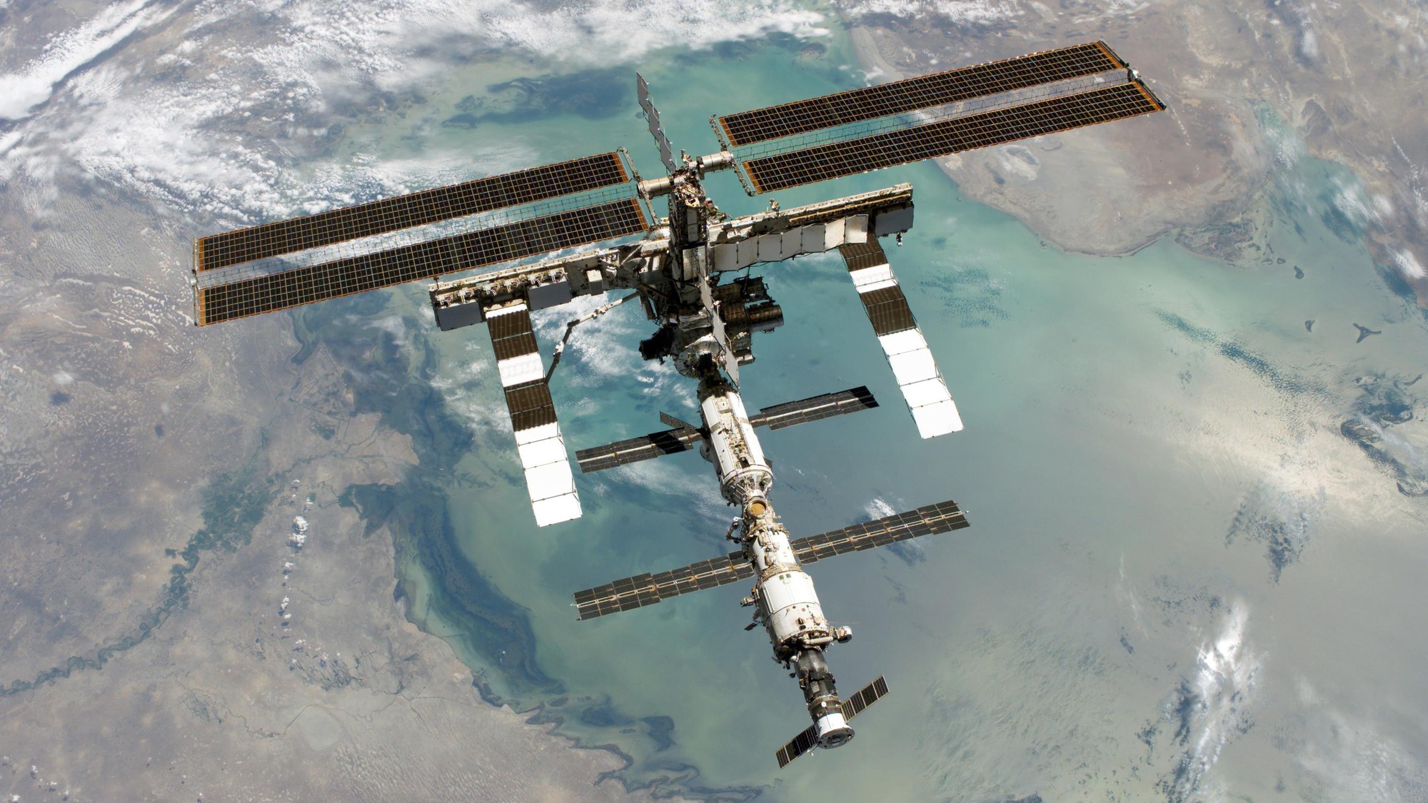 Die ISS über dem Kaspischen Meer, August 2005