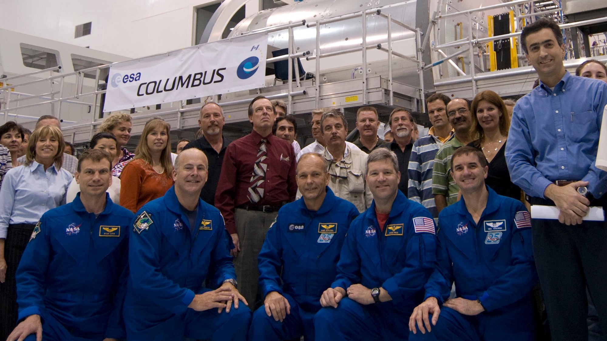 Die Mannschaft der Mission STS-122 (vorn) und technische Mitarbeiter vor dem Columbus-Labor