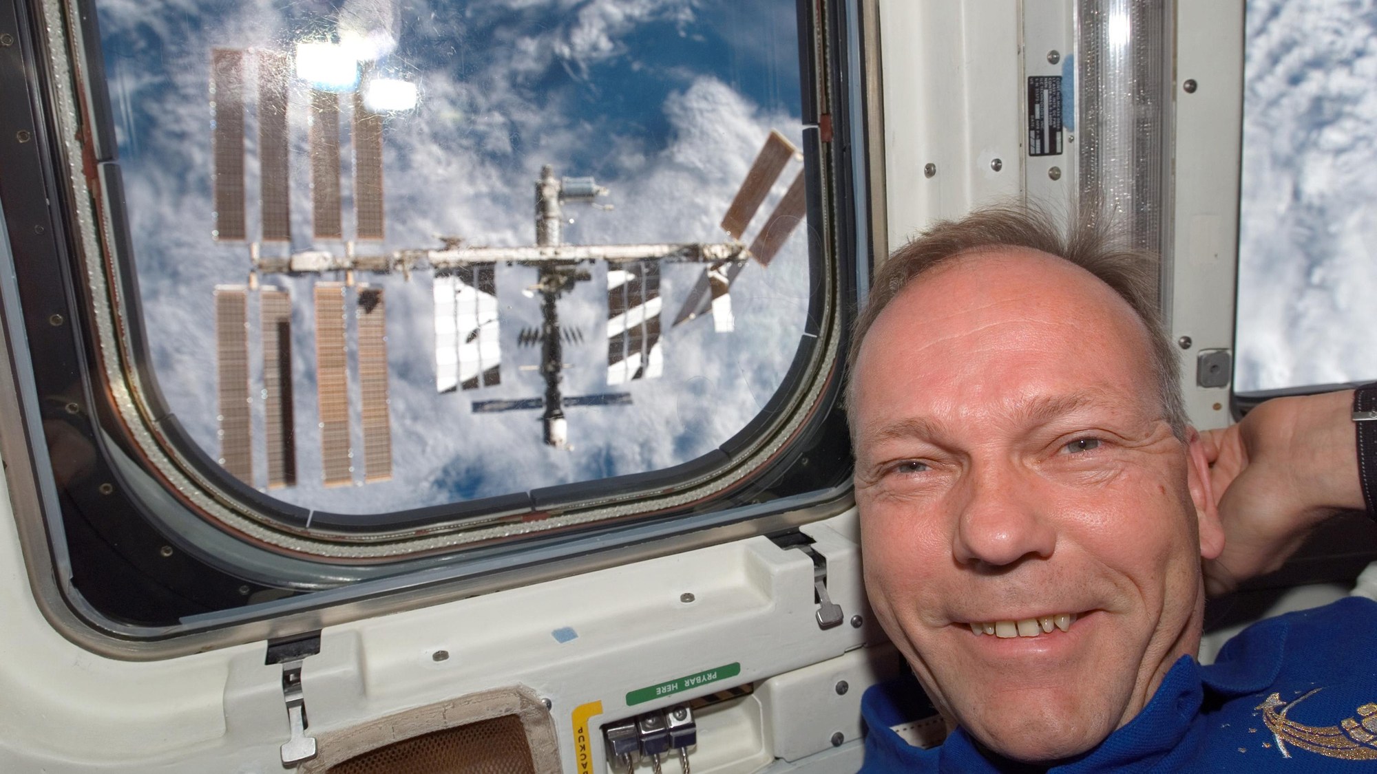 ESA-Astronaut Hans Schlegel vor dem Space Shuttle-Fenster