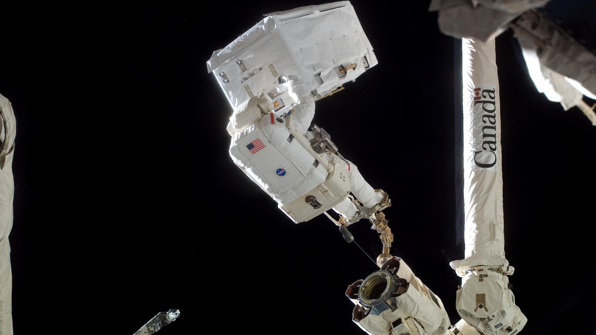 NASA-Astronaut Rex Walheim am Roboterarm der ISS