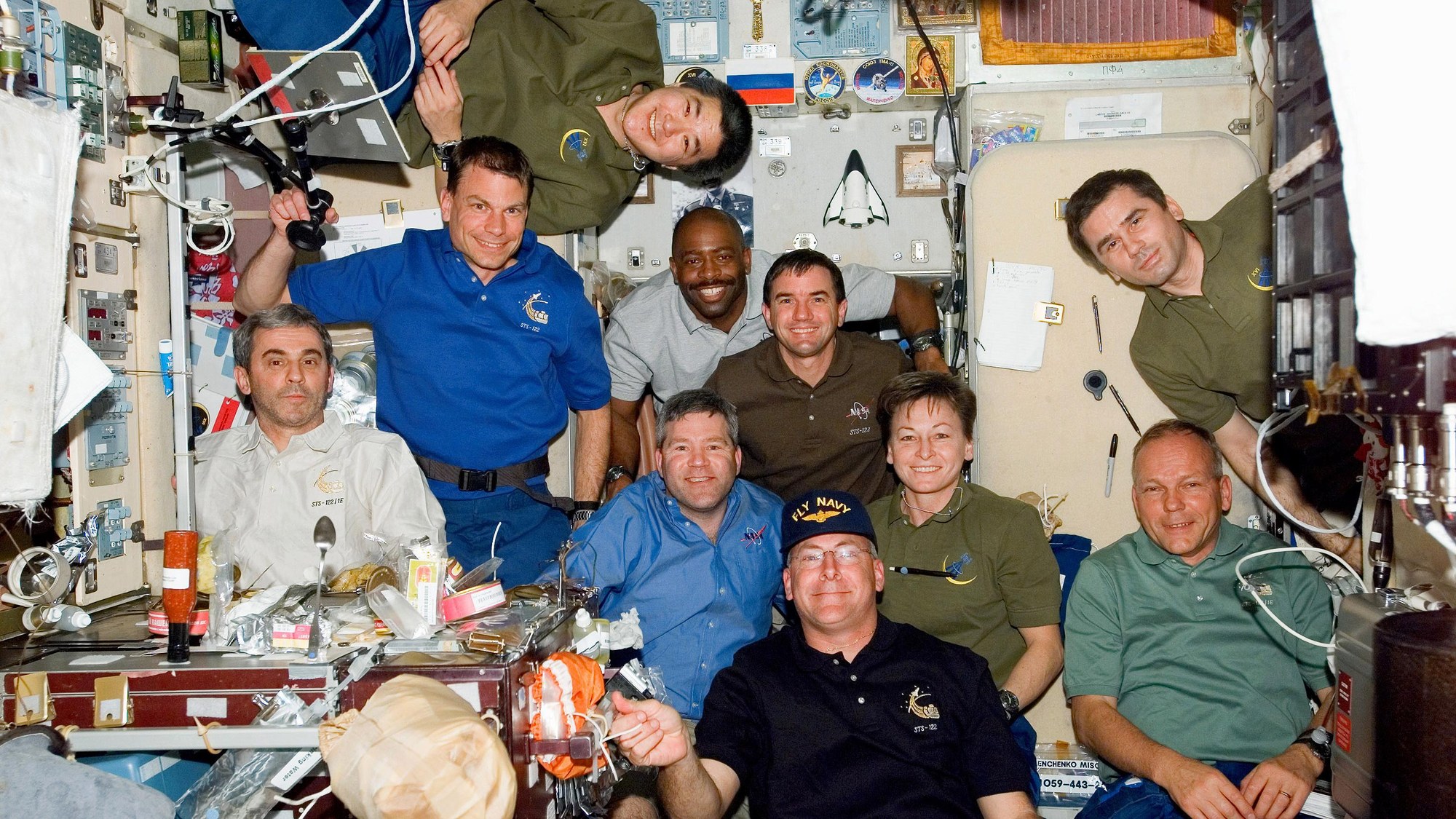 STS-122-Crew und Langzeitbesatzung auf der ISS