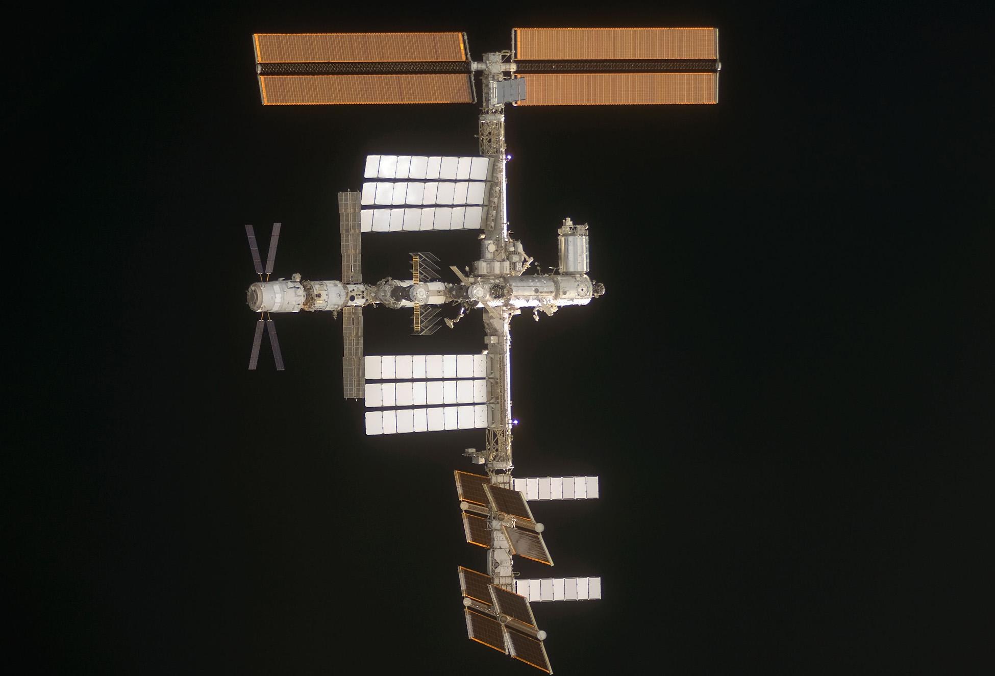 ATV-1 Jules Verne, angedockt an der ISS