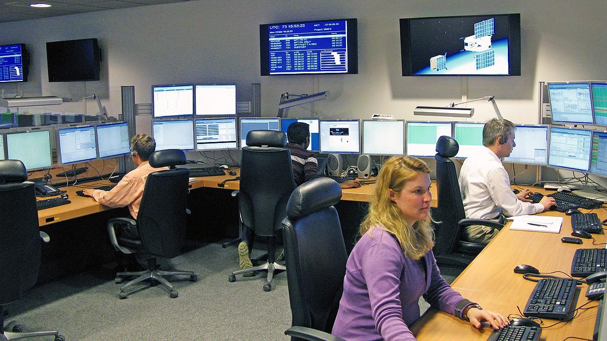 Steuerung der Satelliten am Deutschen Raumfahrtkontrollzentrum in Oberpfaffenhofen