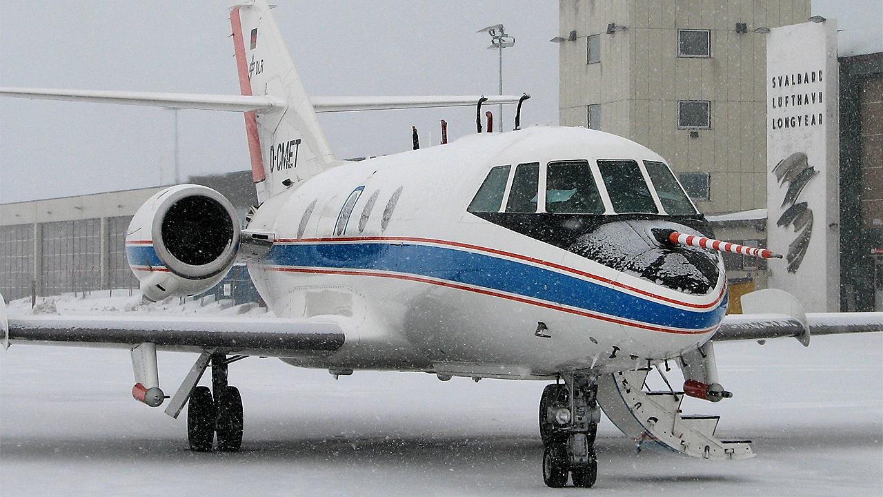 Die Falcon am Flughafen von Spitzbergen