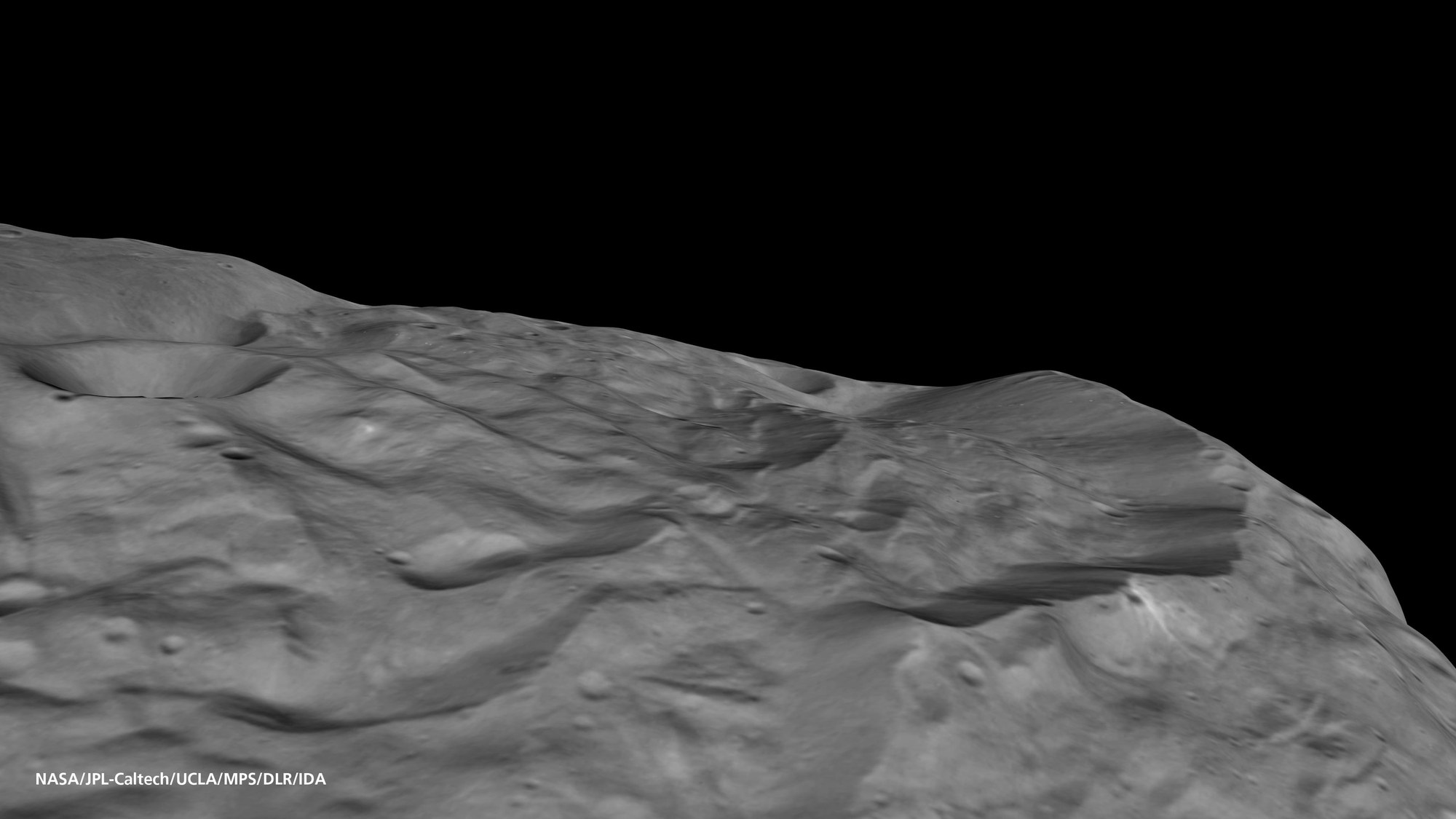 Perspektivische Ansicht eines Teils des Randes des Südpol-Beckens von Vesta