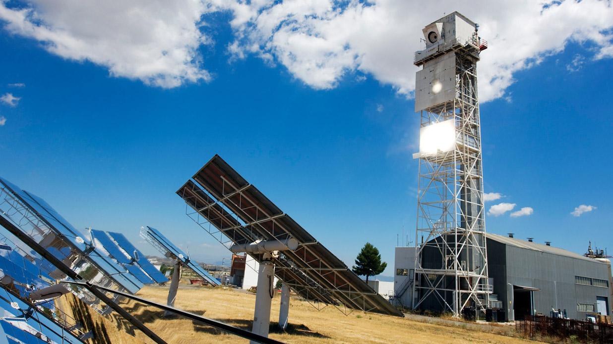Solare Turmkraftwerk erzeugen Strom aus Sonnenenergie - Dafür wird Sonnenstrahlung von vielen Spiegeln auf einen Receiver an der Spitze eines Turmes konzentriert
