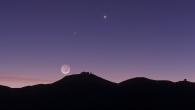 Die Planeten Venus und Merkur über der Kuppel des Paranal-Observatoriums der Europäische Südsternwarte ESO in den chilenischen Anden. Der zunehmende „junge“ Mond zeigt nur eine dünne Sichel, der überwiegende Rest seiner