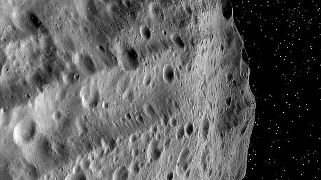 Riesige Rillen auf Vesta - Folge von Mega-Einschlägen am Südpol
