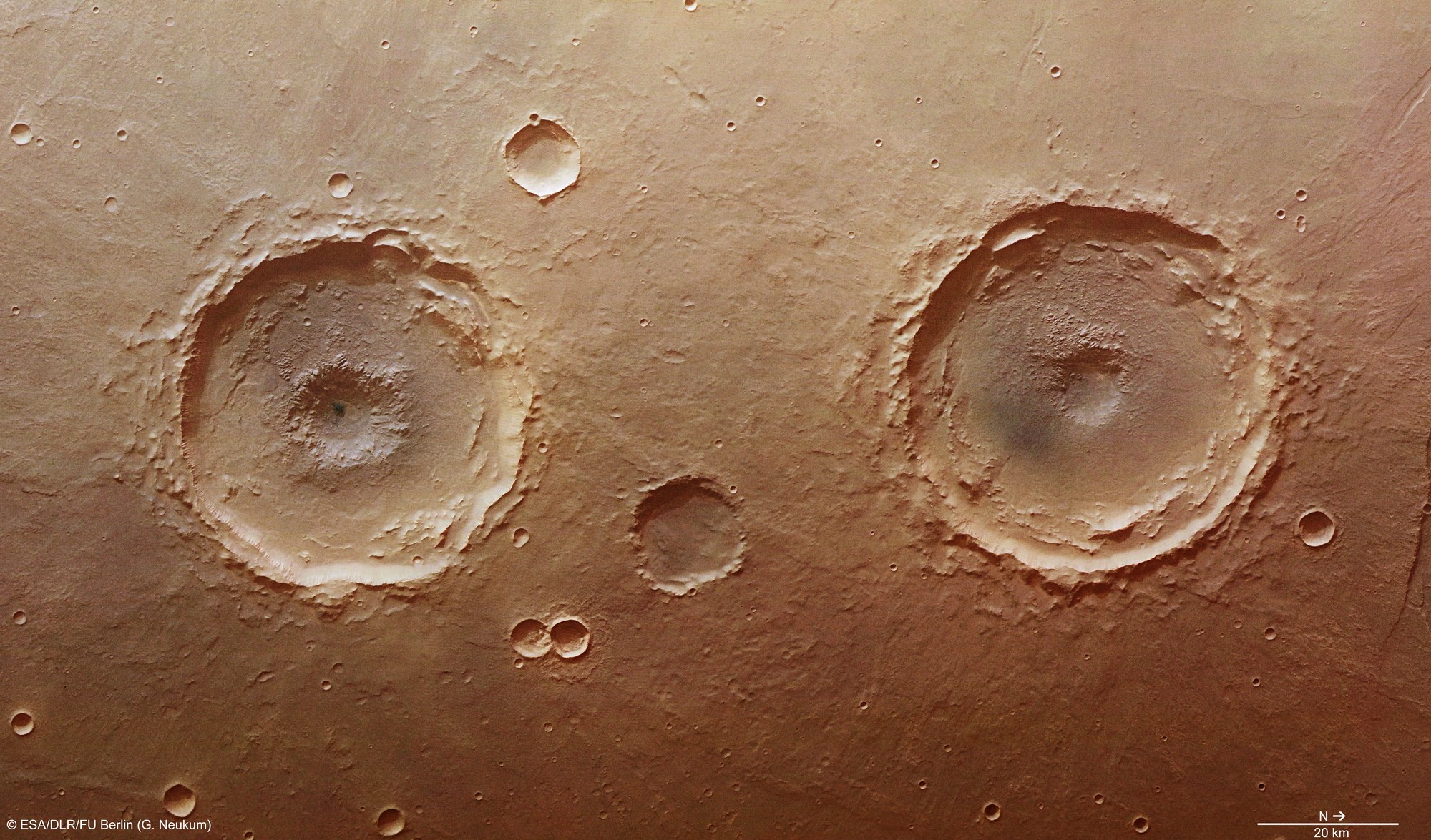 Farbansicht des Arima-Kraters und seines "Zwillings"