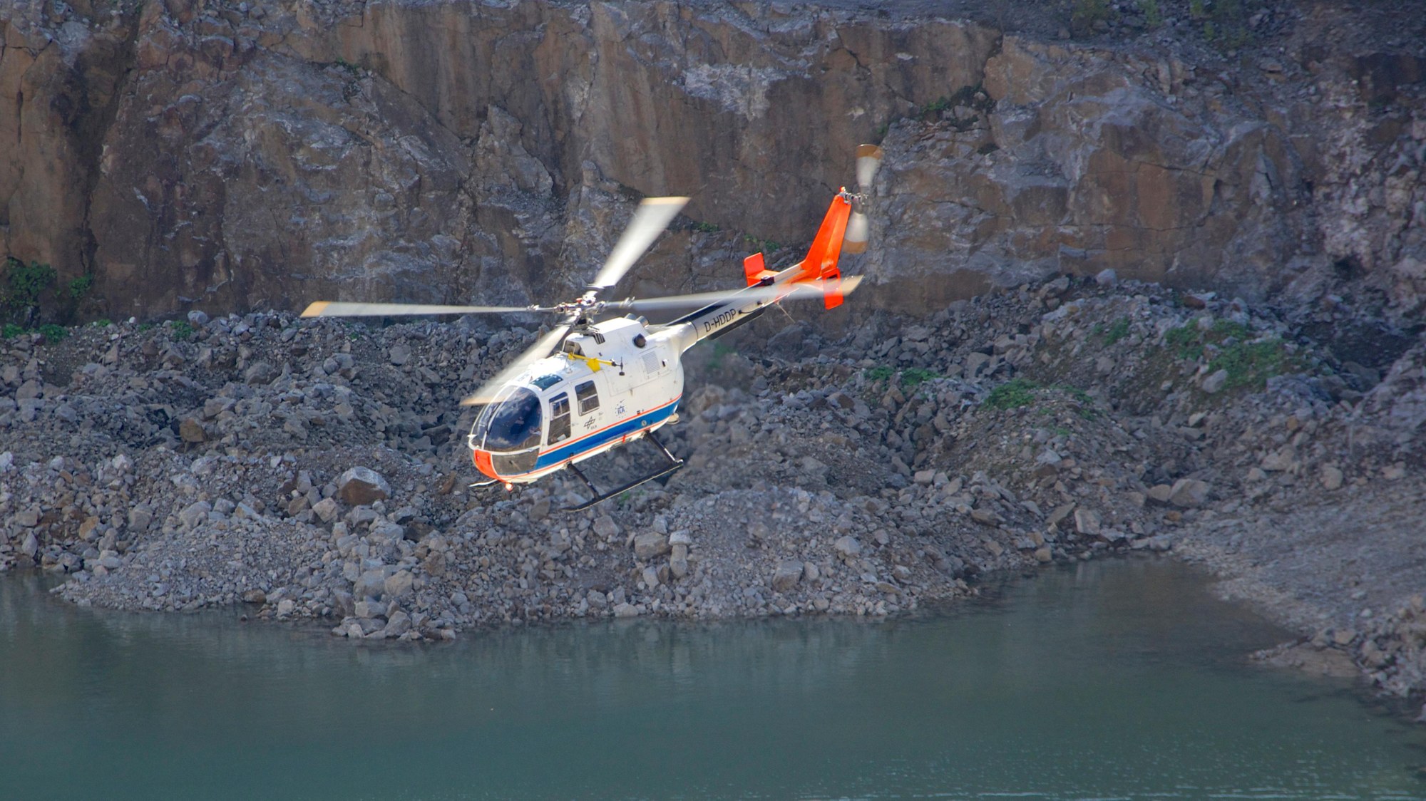 BO 105 im Flug im Steinbruch