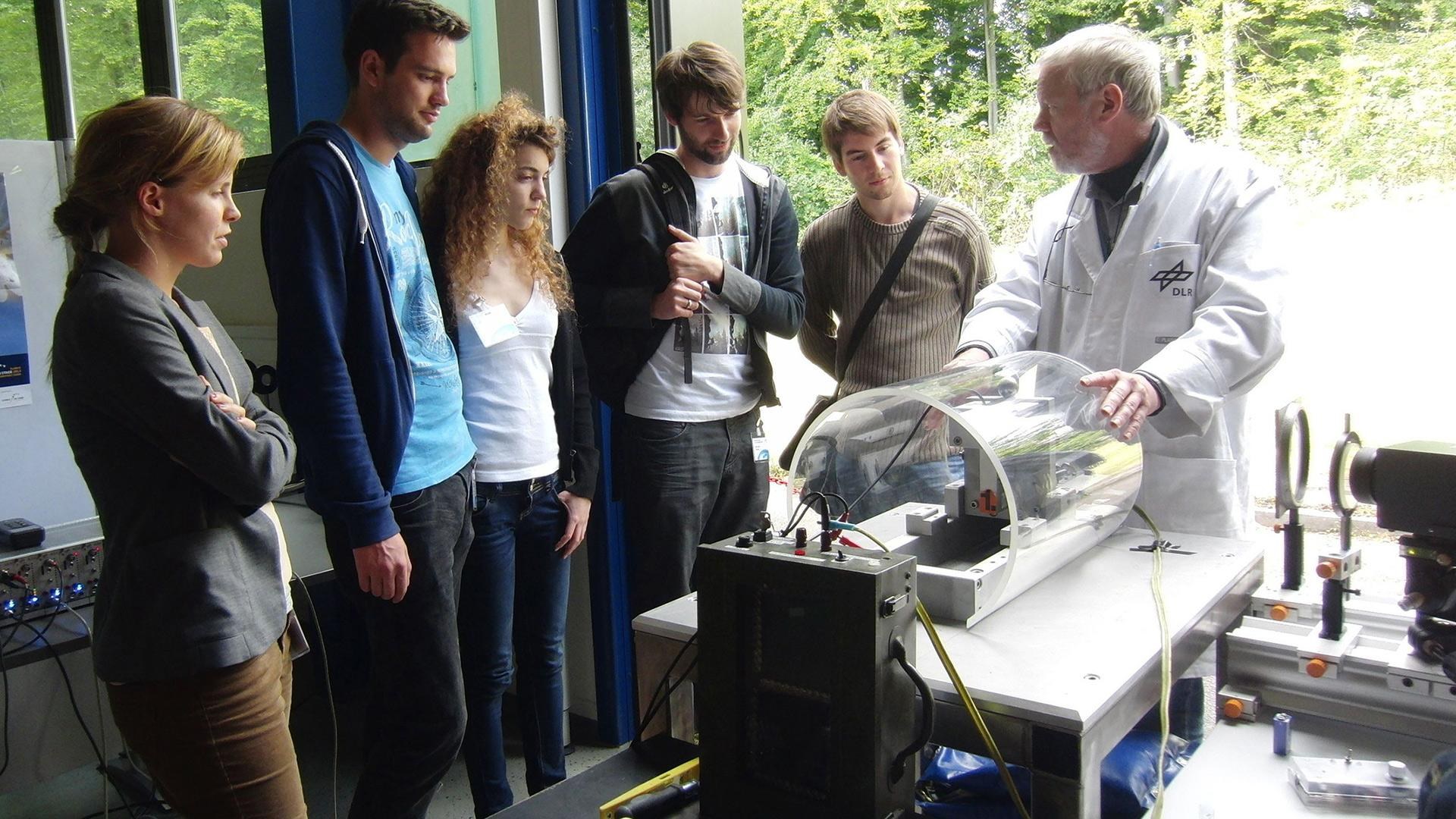 Bevor die Studenten der DLR_Summer_School selbst Tests an einem Raketenmotor durchführen, bekommen sie Tipps von erfahrenen Wissenschaftlern.