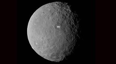 Helle Flecken auf der Oberfläche des Zwergplaneten Ceres