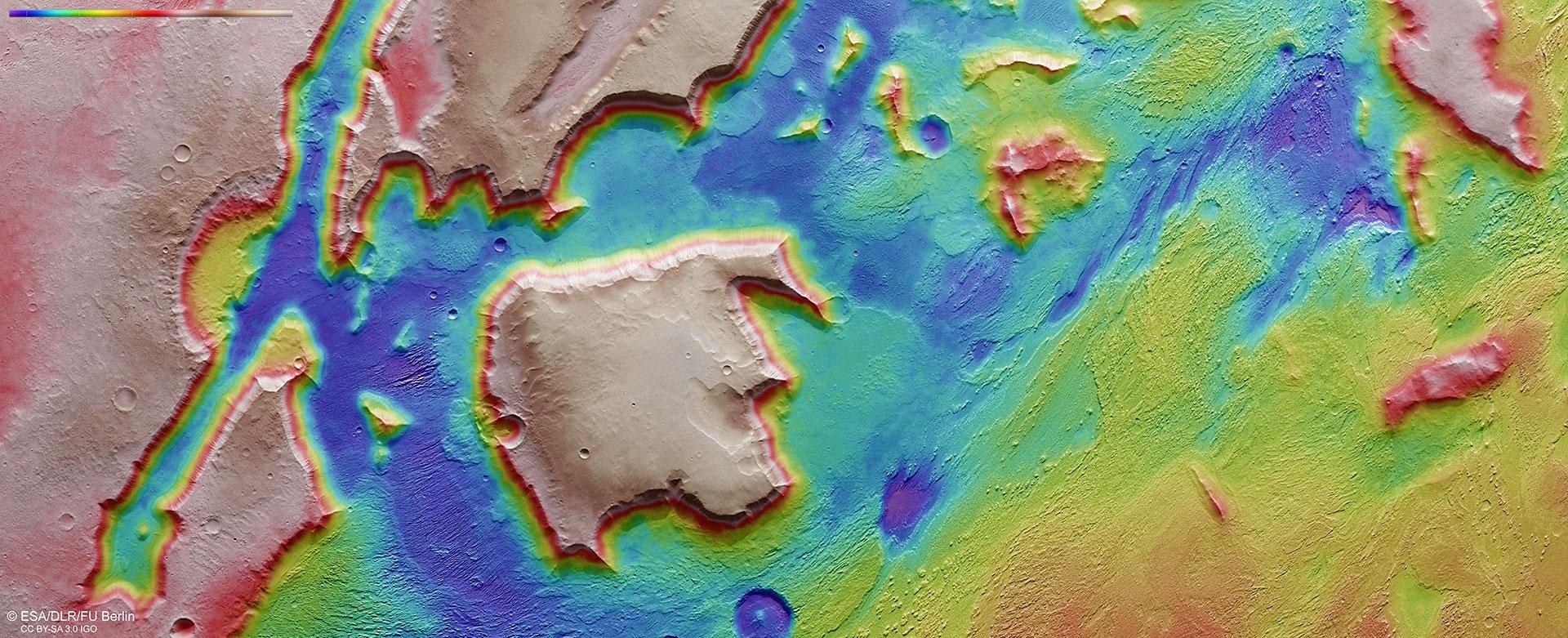 Falschfarbendarstellung der Topographie von Aeolis Mensae auf dem Mars