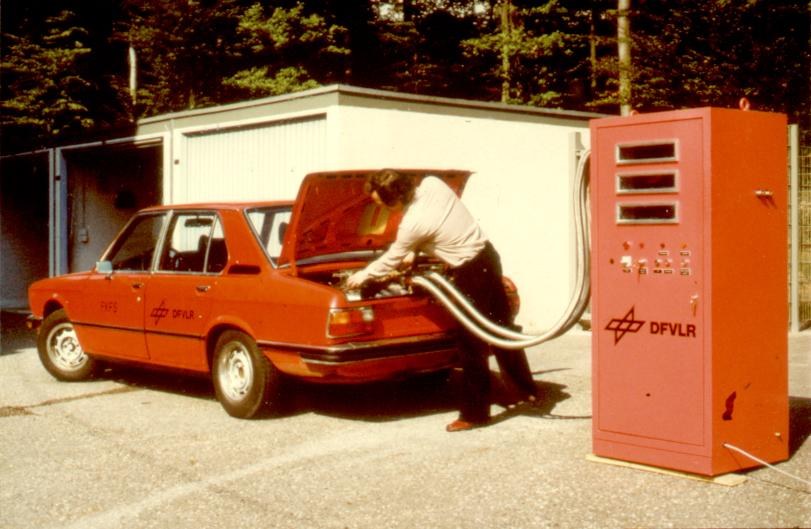 1978: Erstmals kann ein Auto in Europa mit Wasserstoff betankt werden