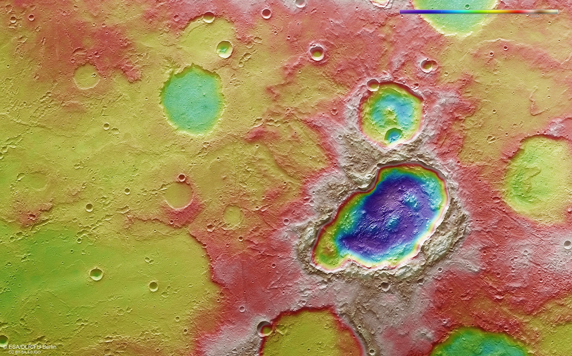 Falschfarbendarstellung der Topographie des Dreifachkraters in der Region Terra Sirenum