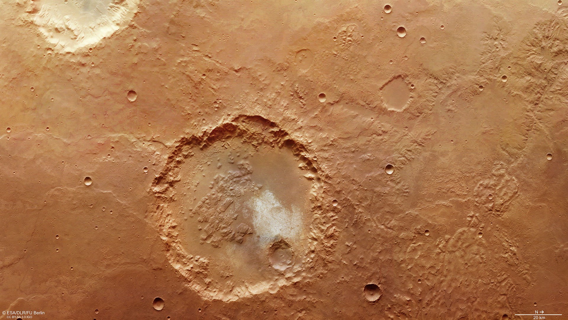 Blick auf einen Krater mit hellen Ablagerungen und "chaotischen" Gebieten in der Region Margaritifer Terra