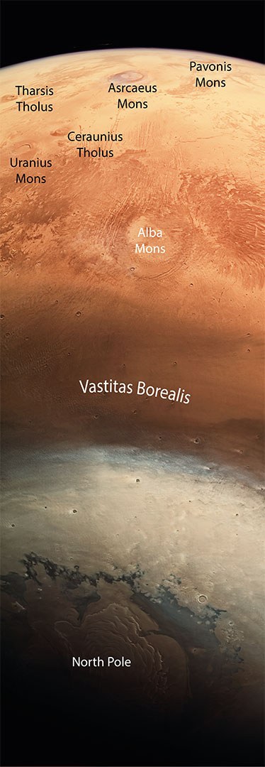 Blick über die Nordhemisphäre des Mars von der Nordpoleiskappe am unteren Bildrand bis zum Äquator am Horizont.