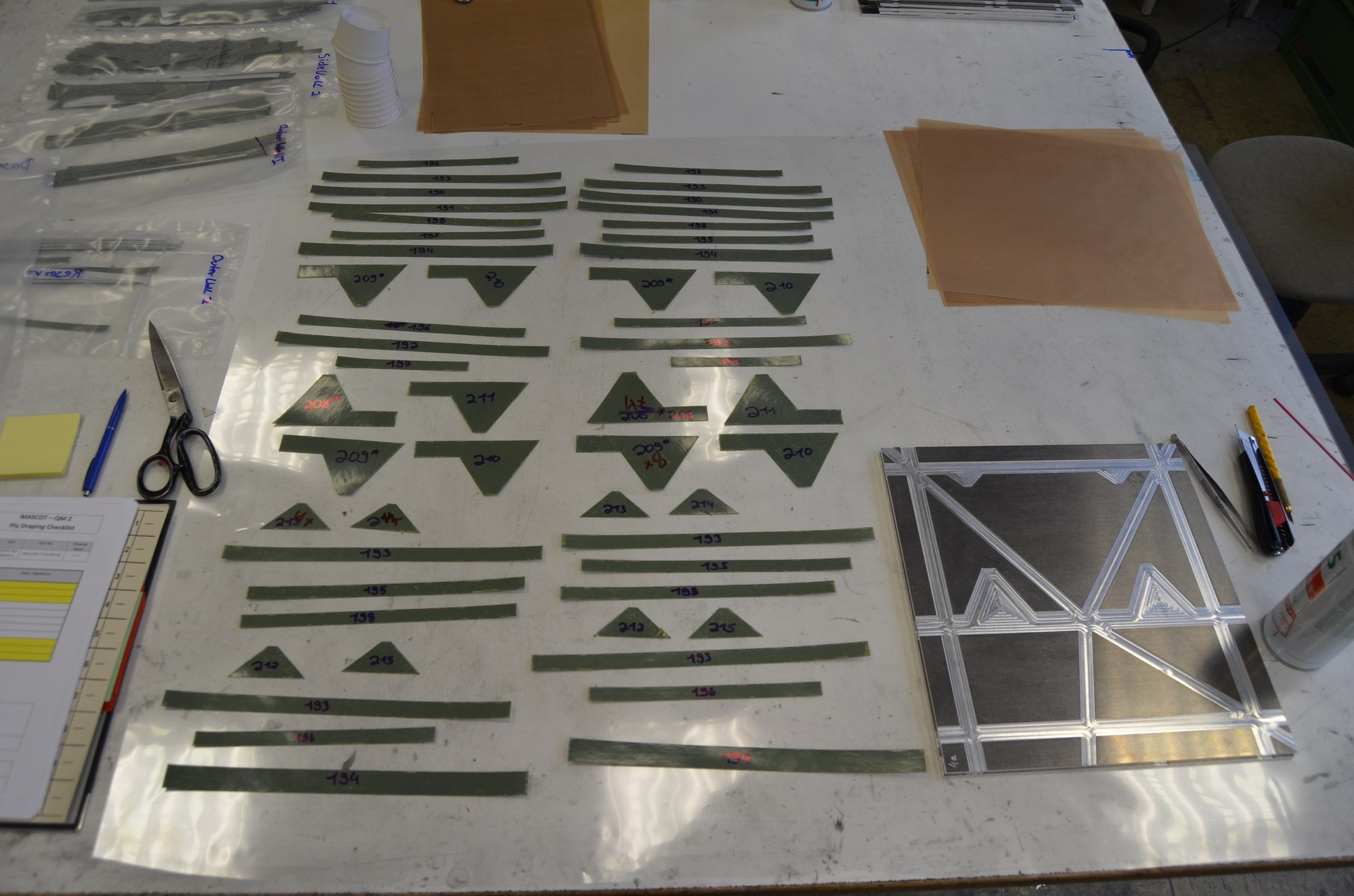 Abbildung 4: Maschinell zugeschnittene Halbzeugteile aus CFK-Faserverbundkunststoff (Prepreg) zur Herstellung der Deckschichten für eine der Seitenwände des MASCOT-Landers