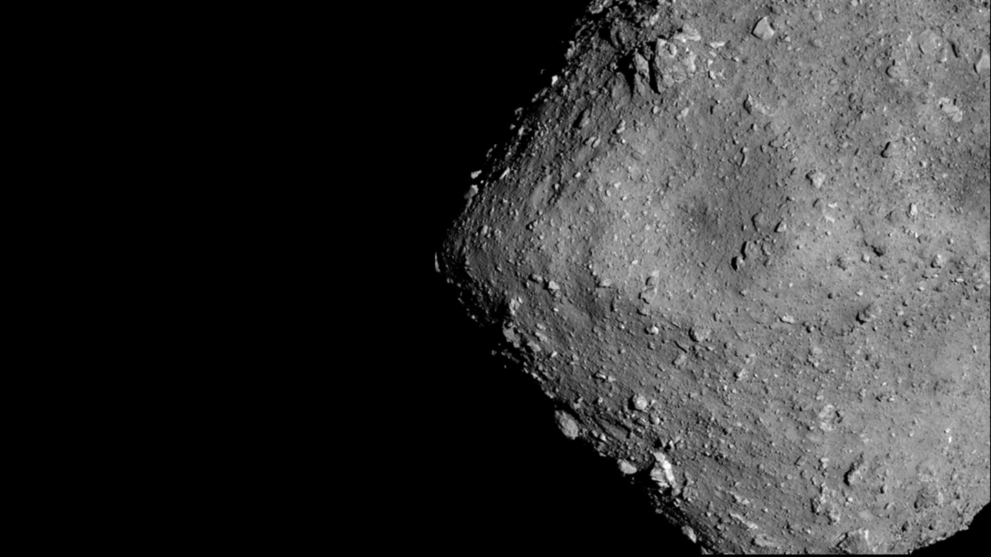 Aufnahme des Asteroiden Ryugu aus sechs Kilometern Entfernung