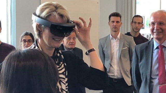 Bundesministerin Karliczek mit VR-Brille