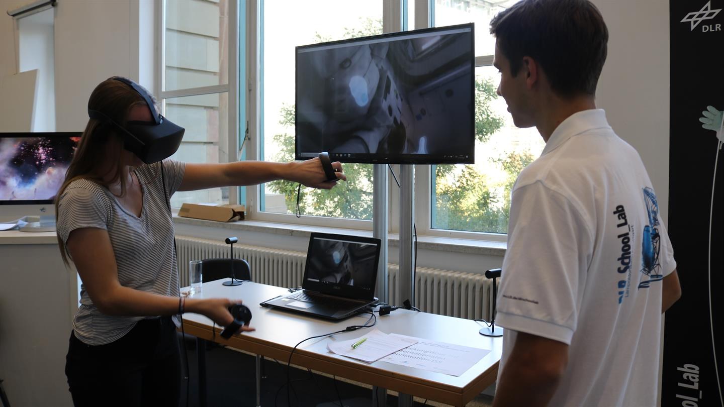 Am Stand des DLR_School_Labs Lampoldshausen/Stuttgart konnten der begeisterte Nachwuchs unter anderem mit einer VR-Brille den Weltraum entdecken.